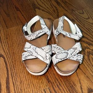 Dirty Laundry White Snake Print Sandals, size 8
